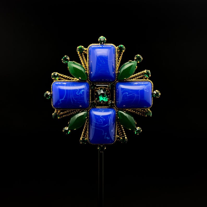 Cross Gemstone Brooch – Elegant Blue Brooch for Overcoats and Winter Elegance