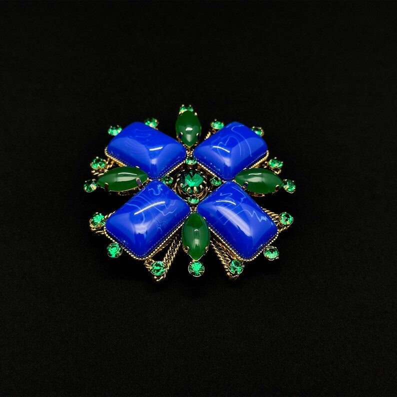 Cross Gemstone Brooch – Elegant Blue Brooch for Overcoats and Winter Elegance