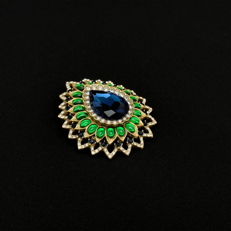 Teardrop Flower Brooch – French Countryside-Inspired Suit Pin for Parties and Elegant Looks