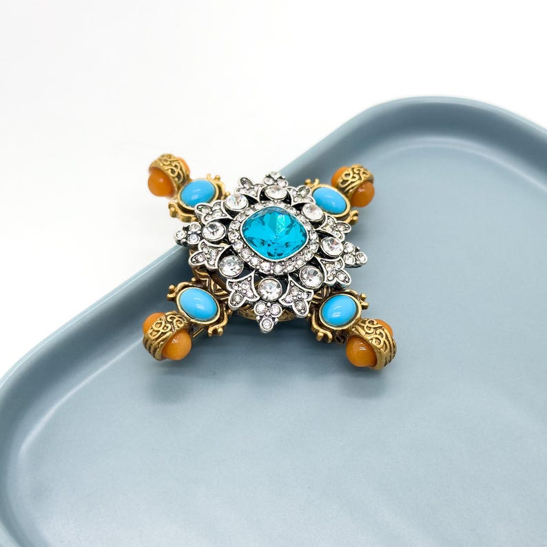 Baroque Cross Brooch – Vintage Courtly Fashion Pin for Holiday and Coat Styling