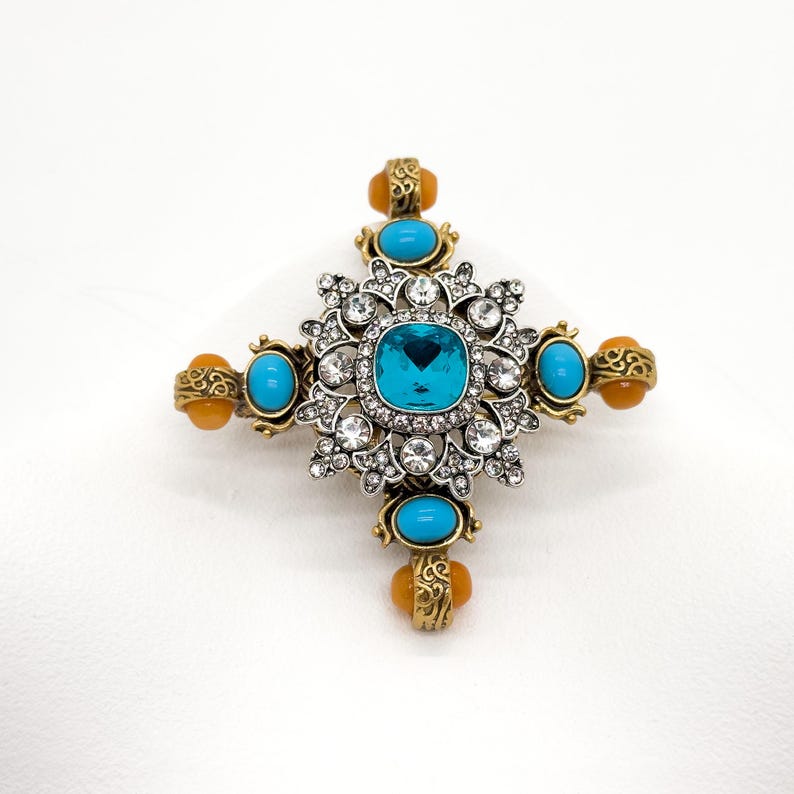 Baroque Cross Brooch – Vintage Courtly Fashion Pin for Holiday and Coat Styling