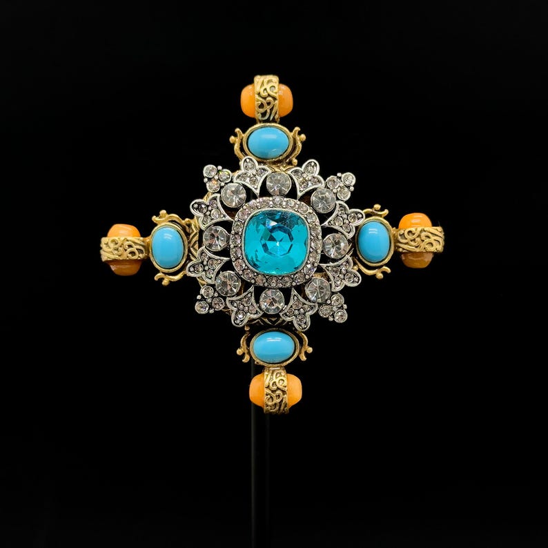 Baroque Cross Brooch – Vintage Courtly Fashion Pin for Holiday and Coat Styling