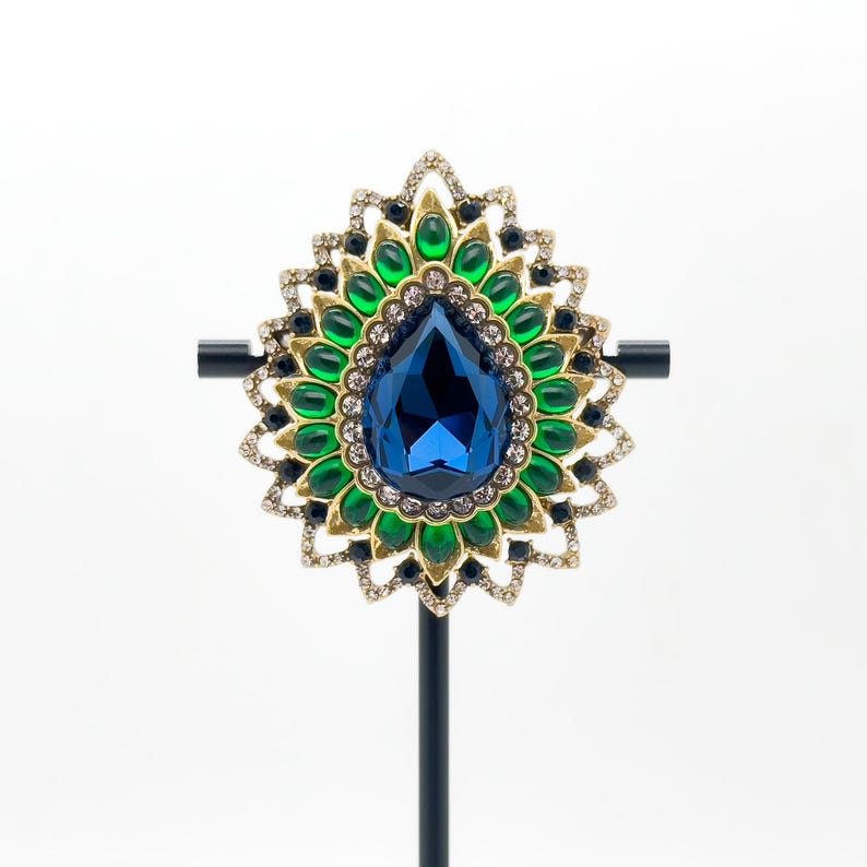 Teardrop Flower Brooch – French Countryside-Inspired Suit Pin for Parties and Elegant Looks