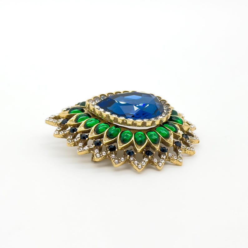 Teardrop Flower Brooch – French Countryside-Inspired Suit Pin for Parties and Elegant Looks