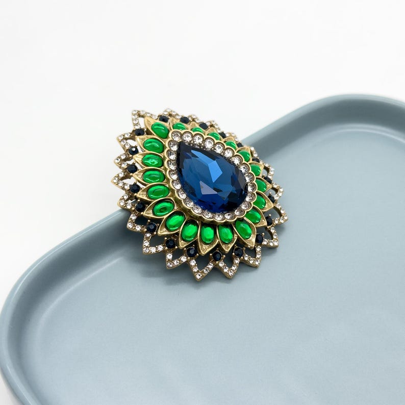 Teardrop Flower Brooch – French Countryside-Inspired Suit Pin for Parties and Elegant Looks