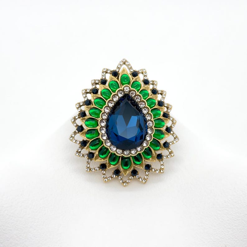 Teardrop Flower Brooch – French Countryside-Inspired Suit Pin for Parties and Elegant Looks