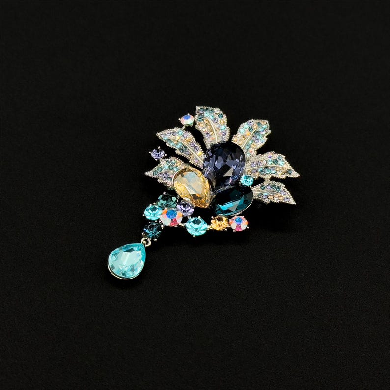 Luxury Crystal Flower Brooch – Fashionable Bouquet Design for Parties, Birthdays & Elegant Gifts