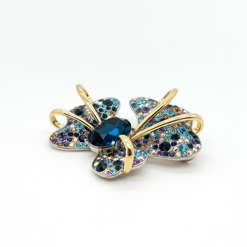 Royal-Inspired Iris Brooch – French Luxury Accessory for Weddings, Parties & Special Events