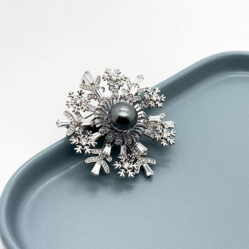 Delicate Snowflake Party Brooch – French Style Pin for Elegant Women’s Suit or Summer Dress Accents