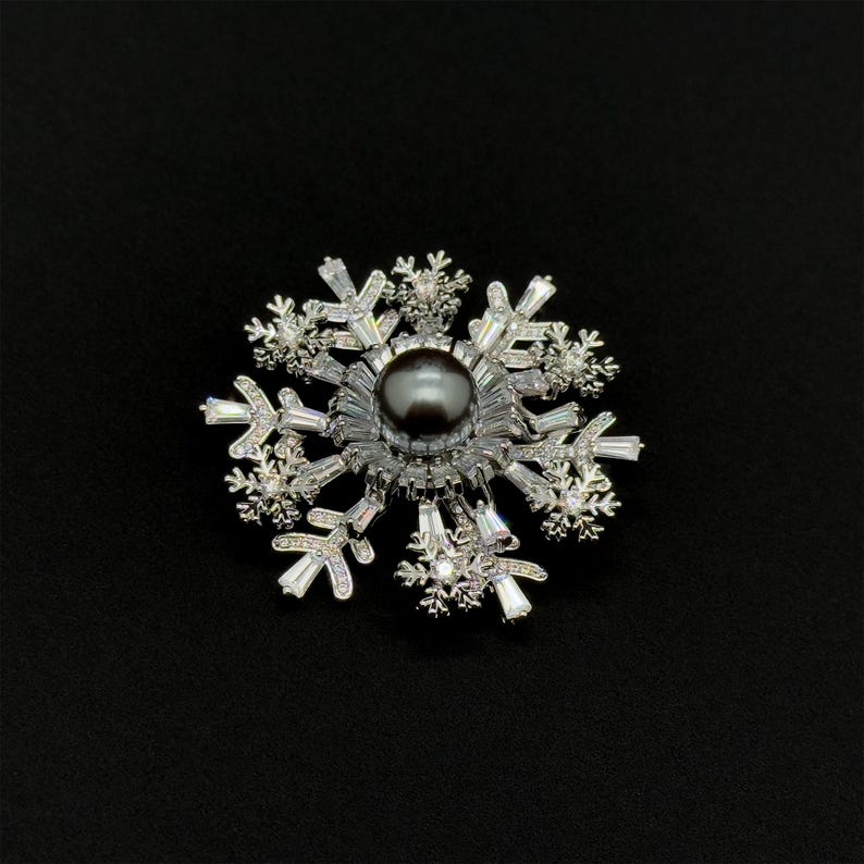 Delicate Snowflake Party Brooch – French Style Pin for Elegant Women’s Suit or Summer Dress Accents