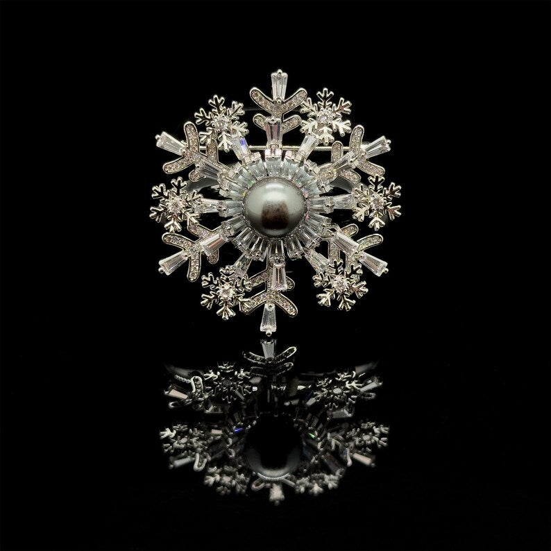 Delicate Snowflake Party Brooch – French Style Pin for Elegant Women’s Suit or Summer Dress Accents