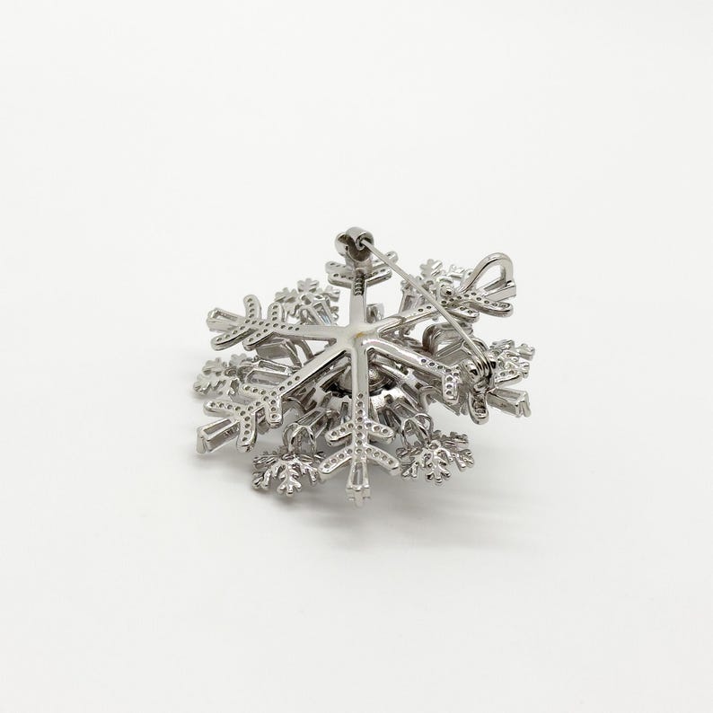 Delicate Snowflake Party Brooch – French Style Pin for Elegant Women’s Suit or Summer Dress Accents