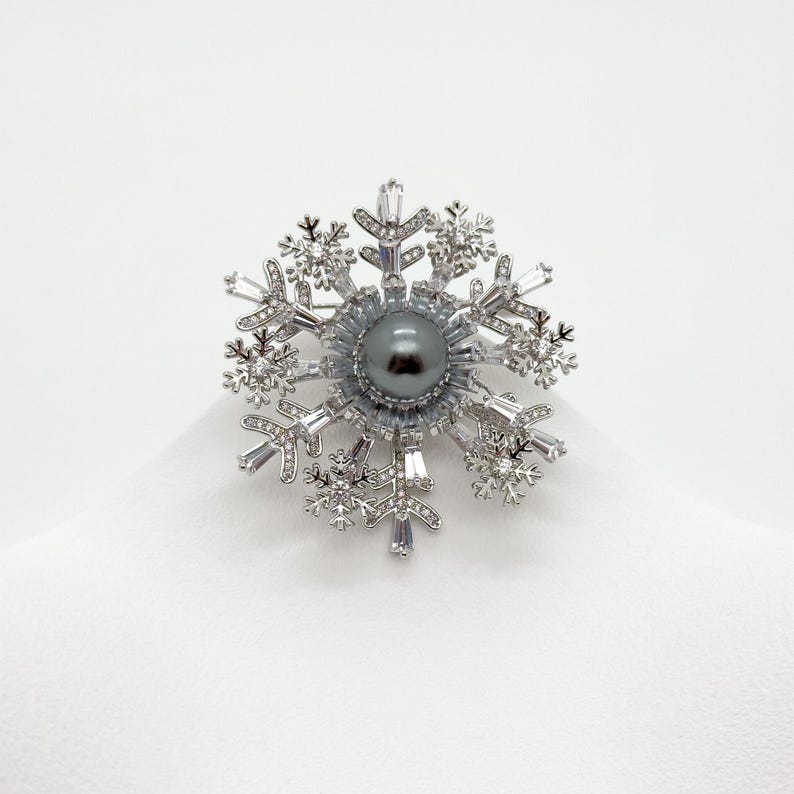 Delicate Snowflake Party Brooch – French Style Pin for Elegant Women’s Suit or Summer Dress Accents