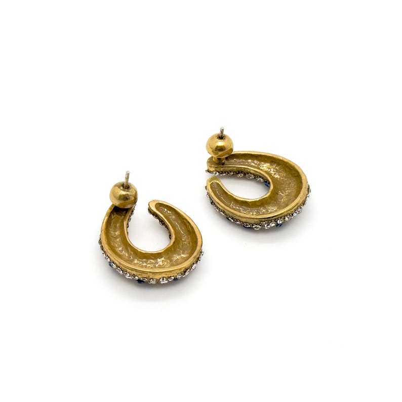 Versatile U-Shaped Earrings in Vintage Deco & Art Deco Styles: From Summer Days to Evening Glam