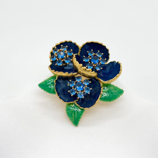 Elegant Leaf Brooch with 3D Floral Design – Festive Christmas Pin for Women’s Coats