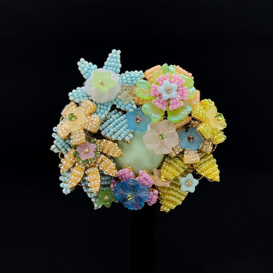Niche Knitted Brooch – Adorable Handmade Pin for Holiday Wear, Coats, and Gifts